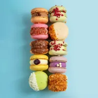 Macarons juodo šokolado ir pasiflorų skonio