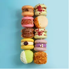 Macarons juodo šokolado ir pasiflorų skonio
